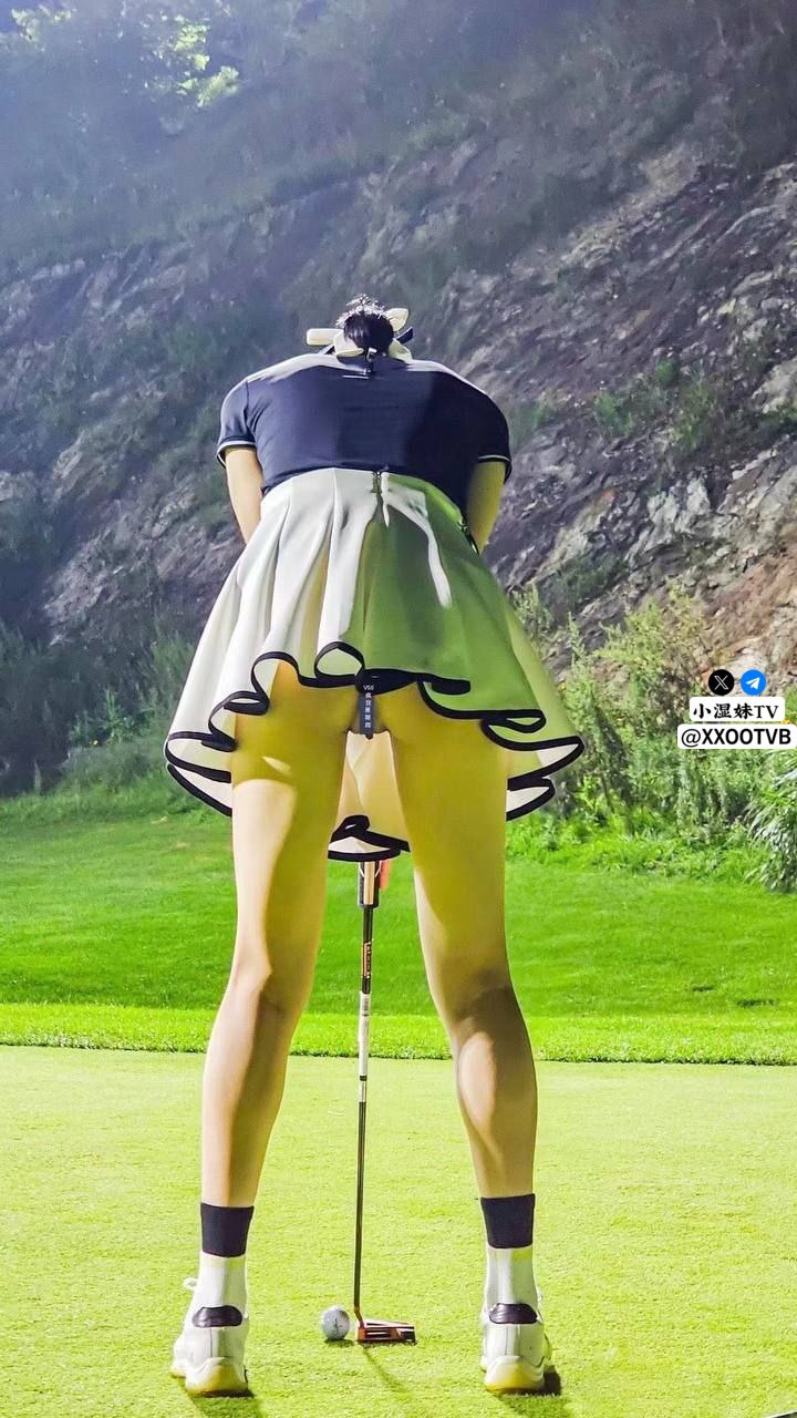 黑色长裙颜值美女 扣穴吸奶调情 侧入猛烈撞击 后入打桩喊给我
